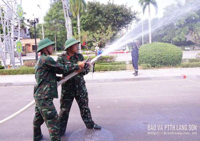 Cán bộ, chiến sĩ thực hành kỹ thuật sử dụng vòi chữa cháy và các tư thế cầm lăng chữa cháy