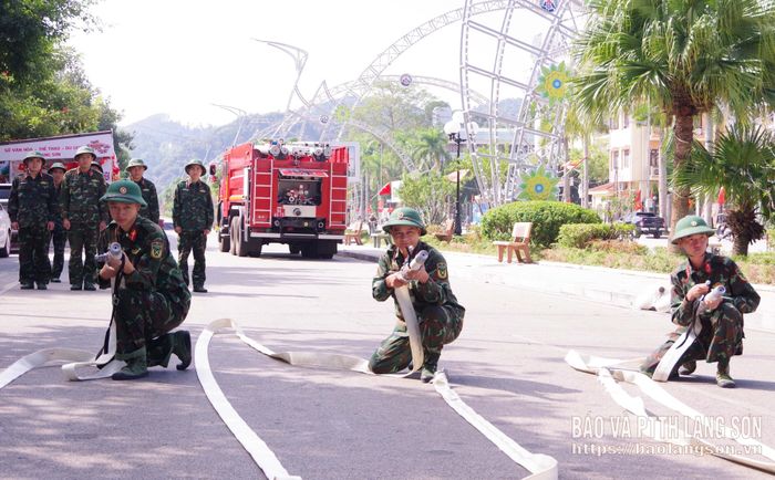 Cán bộ, chiến sĩ thực hành kỹ thuật sử dụng vòi chữa cháy và các tư thế cầm lăng chữa cháy 