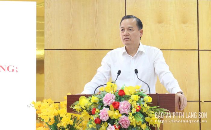 Đồng chí Phùng Quang Hội, Ủy viên Ban Thường vụ Tỉnh ủy, Bí thư Đảng ủy, Trưởng BCĐ Phát triển nông nghiệp phường phát biểu kết luận hội nghị