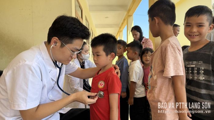 Bác sĩ khám sàng lọc cho học sinh Trường Tiểu học Thạch Đạn, xã Cao Lộc