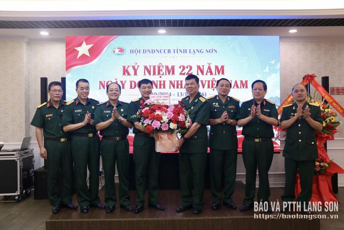 Lãnh đạo Hội CCB tỉnh tặng hoa chúc mừng Ngày Doanh nhân Việt Nam cho Hội Doanh nghiệp, doanh nhân CCB tỉnh