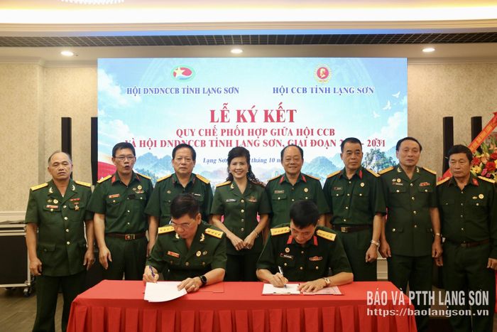 Đại diện Hội CCB tỉnh và Hội Doanh nghiệp, doanh nhân CCB tỉnh ký kết quy chế phối hợp