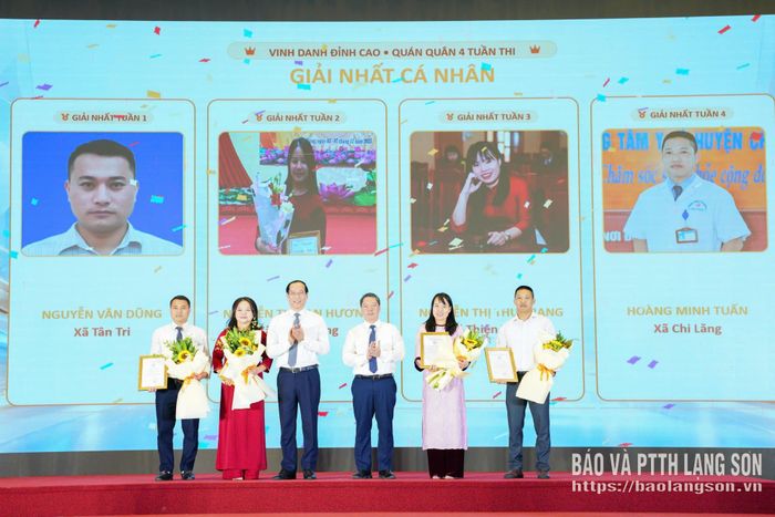 Đồng chí Dương Xuân Huyên, Ủy viên Ban Thường vụ Tỉnh ủy, Phó Chủ tịch Thường trực HĐND tỉnh và đồng chí Đoàn Thanh Sơn, Phó Chủ tịch UBND tỉnh trao giải cho thí sinh đạt giải Nhất cá nhân