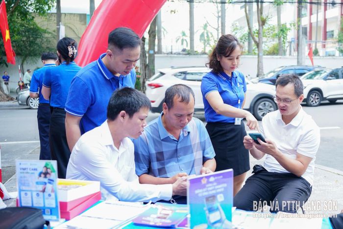Người dân đăng ký cấp chữ ký số tại ngày hội