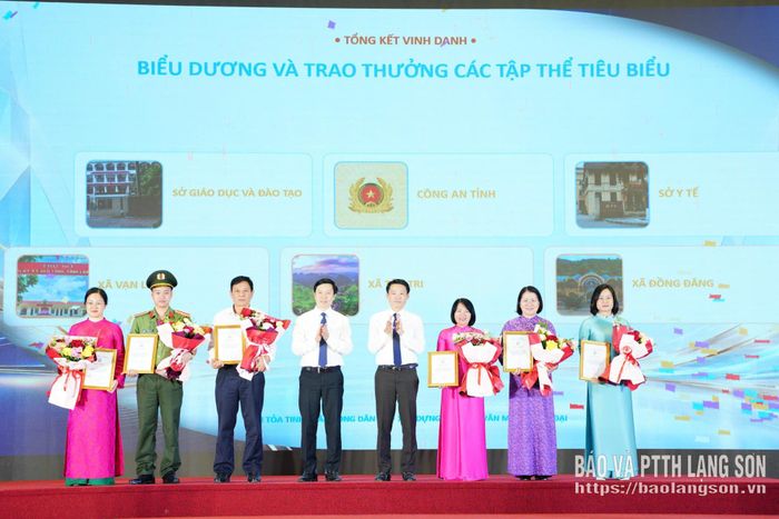 Ban Tổ chức trao giải cho các tập thể tiêu biểu