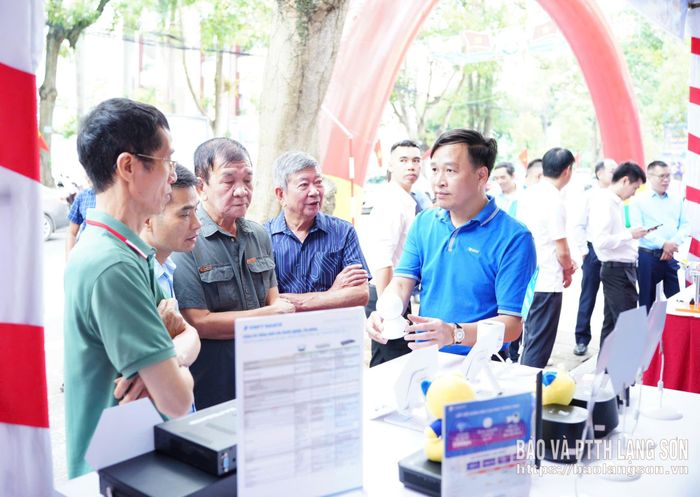 Người dân tìm hiểu công nghệ số tại ngày hội