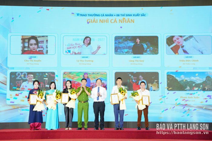 Đại diện Ban Tổ chức trao giải cho thí sinh đạt giải Nhì cá nhân