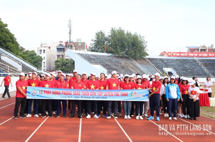Các đại biểu tham gia chạy đồng hành tại lễ phát động