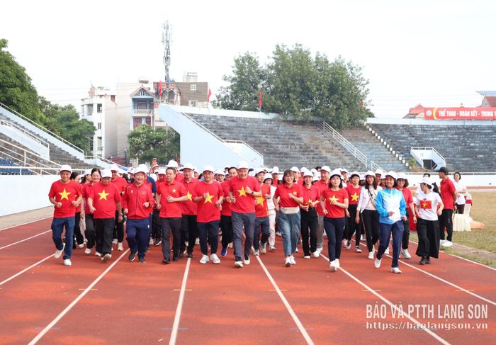 Các đại biểu tham gia chạy đồng hành tại lễ phát động