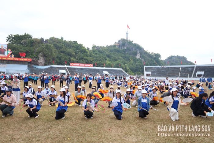 Học sinh các trường đồng diễn thể thao