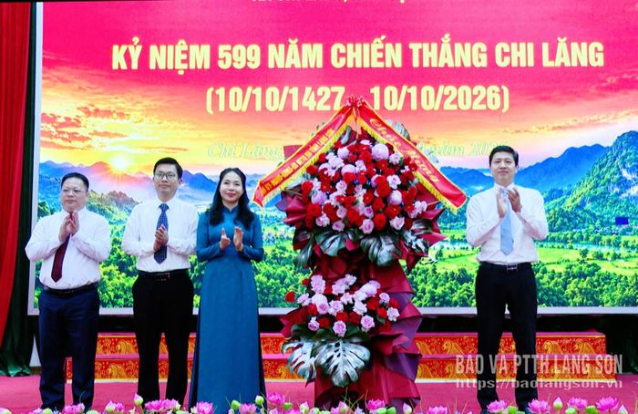 Đồng chí Vũ Hoàng Anh, Phó Bí thư Tỉnh ủy, Chủ tịch Ủy ban MTTQ Việt Nam tỉnh tặng hoa chúc mừng xã Chi Lăng