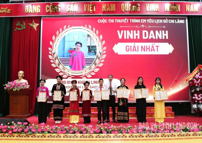Ban tổ chức cuộc thi "Em yêu lịch sử Chi Lăng" trao thưởng cho các cá nhân đạt giải 