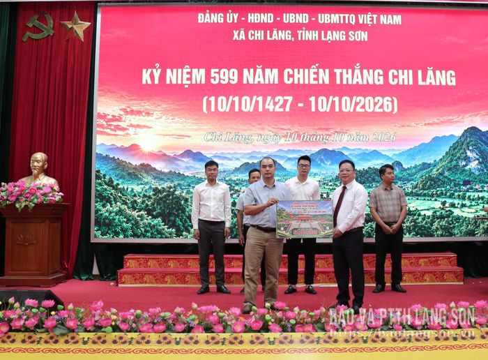 Đại diện các công ty, doanh nghiệp trao biển tài trợ công đức xây dựng nhà sắp lễ và chỉnh trang khuôn viên Đền Chi Lăng