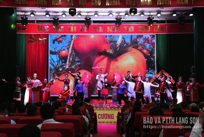 Tiết mục văn nghệ chào mừng chương trình
