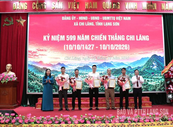 Lãnh đạo xã Chi Lăng trao hoa, thư cảm ơn các công ty, doanh nghiệp tài trợ công đức xây dựng nhà sắp lễ và chỉnh trang khuôn viên đền Chi Lăng