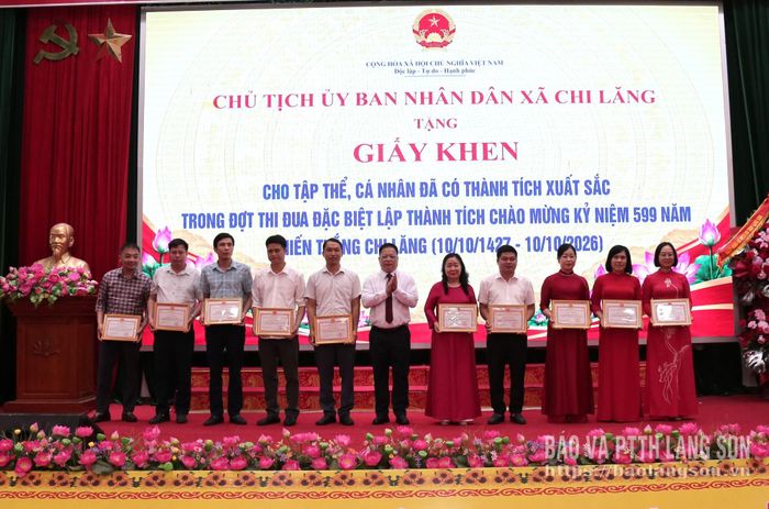Lãnh đạo UBND xã Chi Lăng trao giấy khen cho các tập thể, cá nhân vì đã có thành tích xuất sắc trong đợt thi đua đặc biệt chào mừng kỷ niệm 599 năm Chiến thắng Chi Lăng 