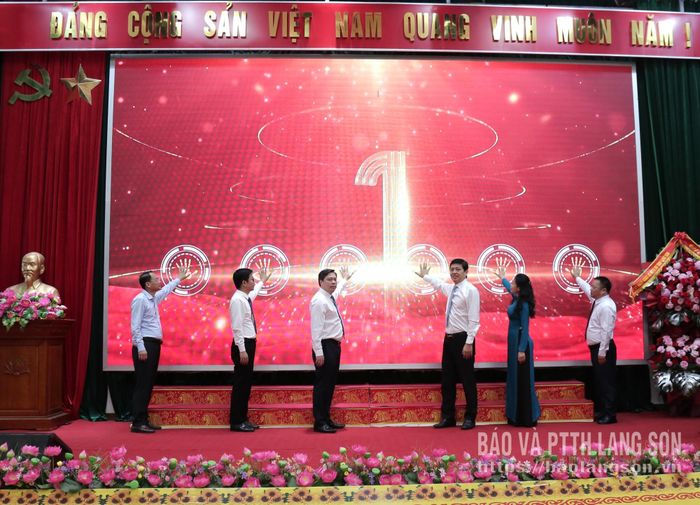 Các đại biểu thực hiện nghi thức bấm nút phát động các hoạt động chào mừng kỷ niệm 600 năm Chiến thắng Chi Lăng 