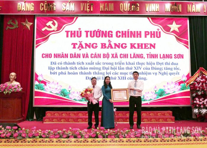 Thừa ủy quyền của Thủ tướng Chính phủ, đồng chí Vũ Hoàng Anh, Phó Bí thư Tỉnh ủy, Chủ tịch Ủy ban MTTQ Việt Nam tỉnh trao Bằng khen của Thủ tướng Chính phủ cho Nhân dân và cán bộ xã Chi Lăng 
