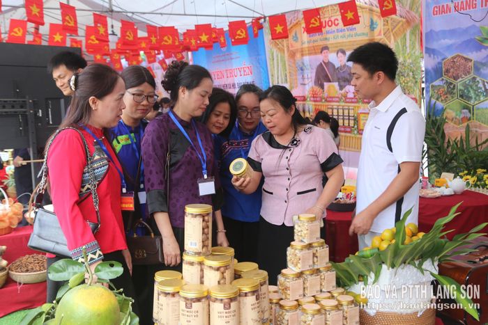 Các gian hàng quảng bá, giới thiệu sản phẩm địa phương tại ngày hội