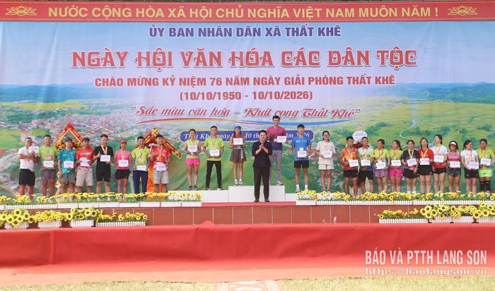 Ban tổ chức trao giải cho các vận động viên đoạt thành tích xuất sắc giải chạy Bán Marathon