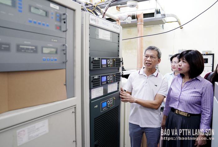 Lãnh đạo Ban Văn hóa - Xã hội và Dân tộc VOV2 và Đảng bộ Trung tâm Kỹ thuật Phát thanh, Đài Tiếng nói Việt Nam tham quan phòng thiết bị tại Trạm Phát sóng phát thanh FM 10KW núi Mẫu Sơn