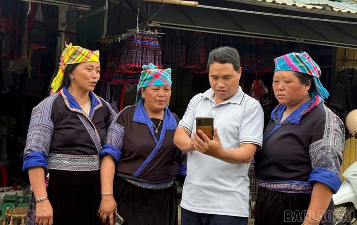Các Tổ Chuyển đổi số cộng đồng hỗ trợ người dân thực hiện thanh toán không dùng tiền mặt.