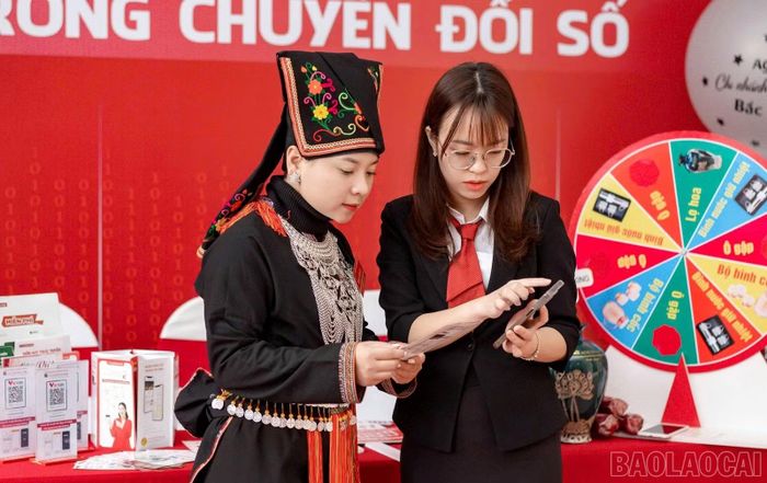 Thanh toán không dùng tiền mặt ngày càng được người dân Lào Cai sử dụng rộng rãi, góp phần thúc đẩy chuyển đổi số trong các hoạt động giao dịch, mua bán hằng ngày.