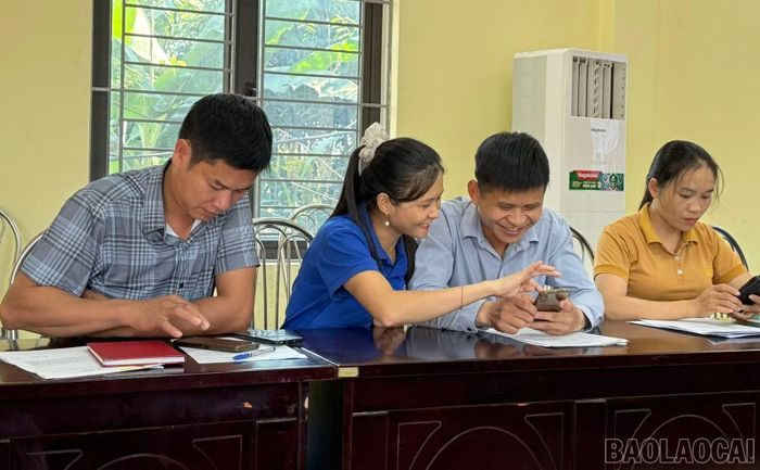 Đoàn viên thanh niên hướng dẫn người dân sử dụng các ứng dụng trên nền tảng số.