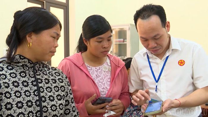 Cán bộ Trung tâm Phục vụ Hành chính công xã Lâm Thượng hướng dẫn người dân nộp hồ sơ trực tuyến.