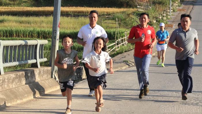 Cán bộ, công chức, học sinh và Nhân dân xã Mù Cang Chải chạy đồng hành hưởng ứng phong trào.