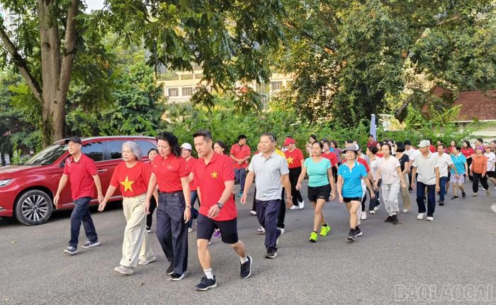 Cán bộ, công chức, viên chức và Nhân dân phường Lào Cai đi bộ hưởng ứng phong trào.