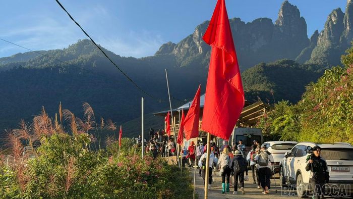 Đoàn đua xuyên qua các bản làng thanh bình.