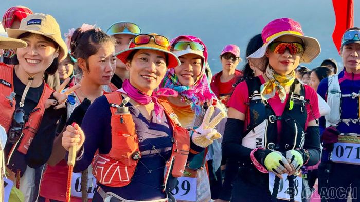 Các vận động viên hào hứng chinh phục Ngũ Chỉ Sơn.