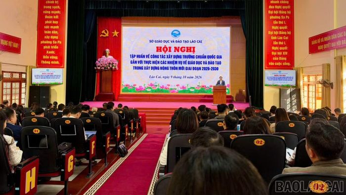 Quang cảnh hội nghị tập huấn công tác xây dựng trường chuẩn quốc gia gắn với thực hiện các nhiệm vụ giáo dục và đào tạo trong xây dựng nông thôn mới giai đoạn 2026 - 2030.