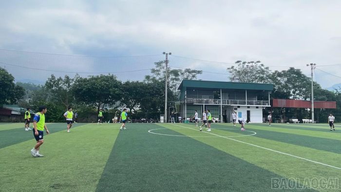 Giao lưu bóng đá giữa Hội Liên hiệp Thanh niên Việt Nam phường Nghĩa Lộ và xã Hạnh Phúc.