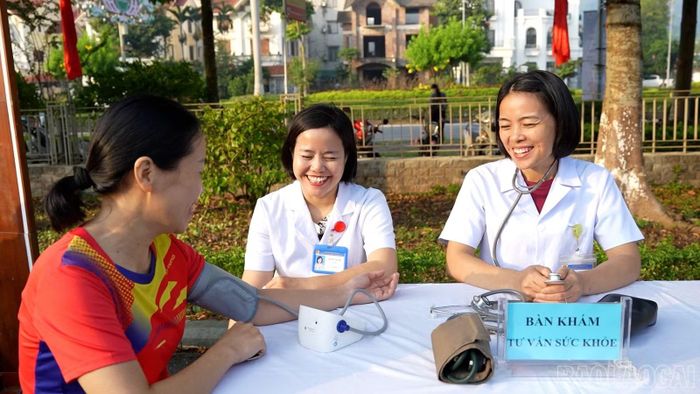 Bác sĩ tư vấn sức khỏe cho người dân trong khuôn khổ lễ phát động.