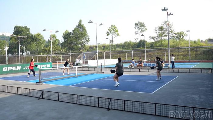Người dân được các huấn luyện viên thể thao hướng dẫn phương pháp tập luyện thể thao an toàn, khoa học phù hợp với từng lứa tuổi.