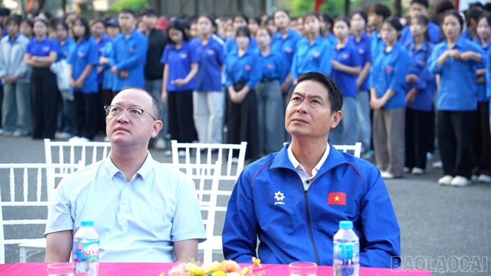 Các đại biểu và Nhân dân Lào Cai theo dõi truyền hình trực tiếp Lễ phát động cấp quốc gia kết nối từ điểm cầu Thủ đô Hà Nội với thông điệp "Một quốc gia vận động, một Việt Nam khỏe mạnh".