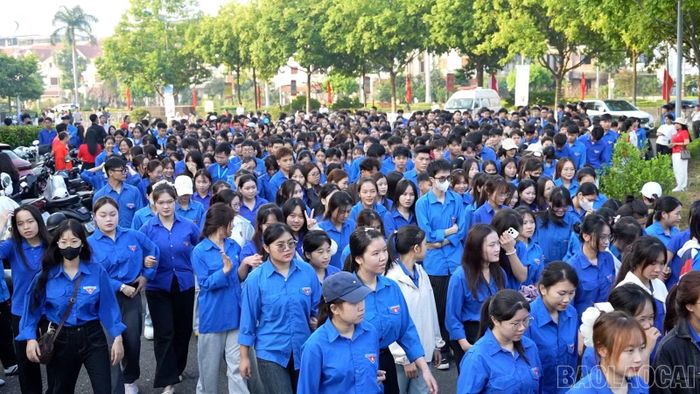 Gần 3.800 người hưởng ứng tham gia chạy đồng hành cự ly 1,5 km qua các tuyến đường chính của phường Cam Đường, tạo khí thế sôi nổi.