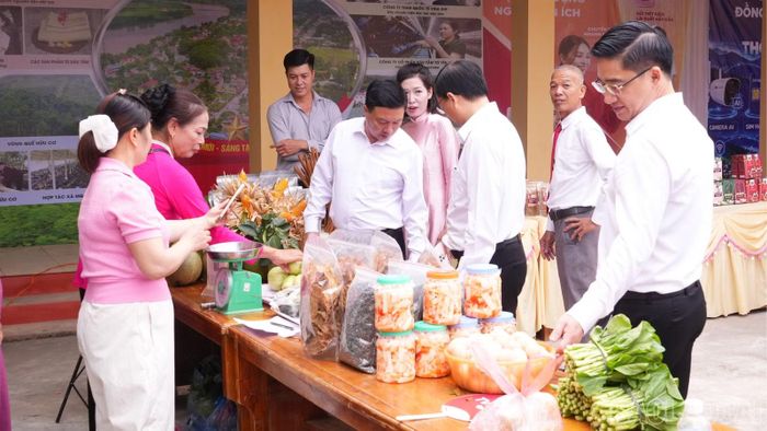 Đại biểu và người dân tham quan phiên chợ số.