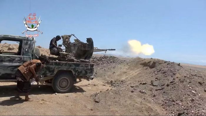 Những người ủng hộ lực lượng Houthi mang theo vũ khí trong cuộc tập trung tại thủ đô Sanaa, Yemen, ngày 7/10/2026, giữa lúc giao tranh leo thang trên nhiều mặt trận. Ảnh: Reuters/Mohammed al-Mahdi.