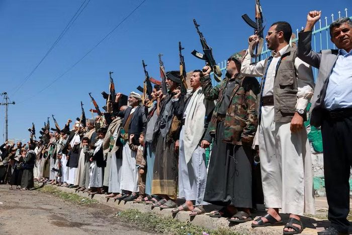 Những người ủng hộ lực lượng Houthi mang theo vũ khí tại cuộc tuần hành thể hiện sự đoàn kết với phong trào ở thủ đô Sanaa, Yemen, ngày 7/10/2026, trong bối cảnh giao tranh leo thang trên nhiều mặt trận. REUTERS/Mohammed al-Mahdi