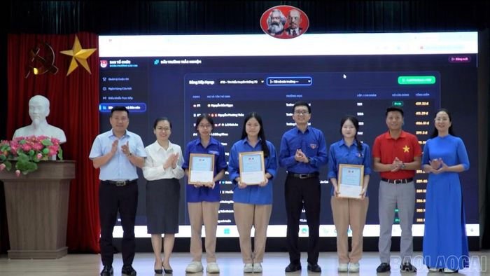 Trao giải cuộc thi trực tuyến tìm hiểu truyền thống 70 năm Hội Liên hiệp Thanh niên Việt Nam và “Thanh niên phường Lào Cai nói không với ma túy, bạo lực học đường”.