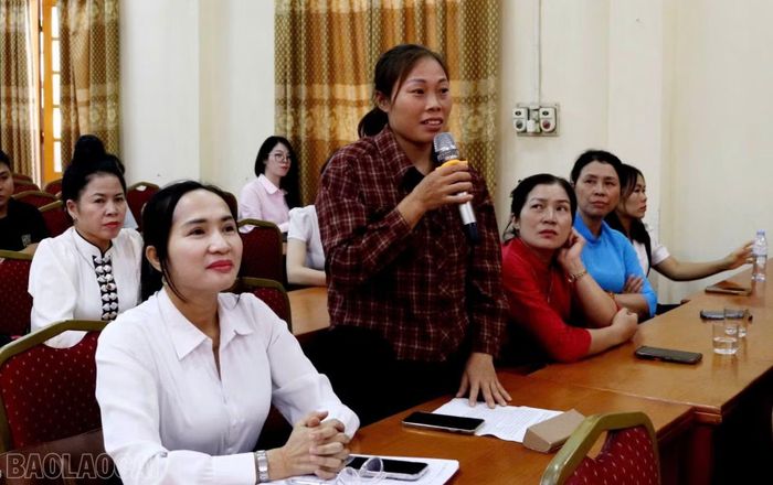 Đại diện các hợp tác xã, tổ hợp tác đặt câu hỏi cho lãnh đạo các sở, ngành của tỉnh.
