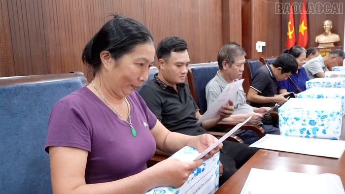 Người dân nhận giấy chứng nhận quyền sử dụng đất sau khi hồ sơ được giải quyết theo mô hình “liên thông 5 tại chỗ”.