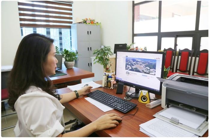Cán bộ phường Cam Đường kịp thời cập nhật thông tin trên trang fanpage của địa phương để cán bộ, đảng viên và Nhân dân theo dõi.