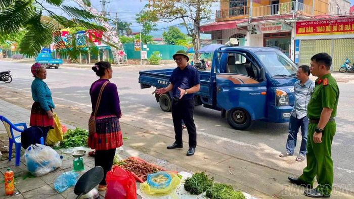 Lực lượng chức năng tuyên truyền để người dân không buôn bán trên vỉa hè, bảo đảm giao thông thông thoáng.