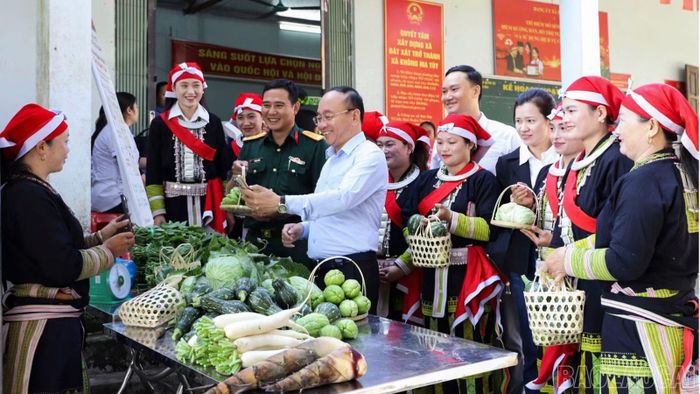 Đại biểu và người dân trải nghiệm thanh toán không dùng tiền mặt.
