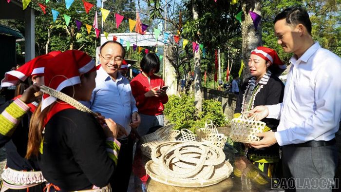 Gian hàng trưng bày các sản phẩm đan lát thủ công của địa phương.