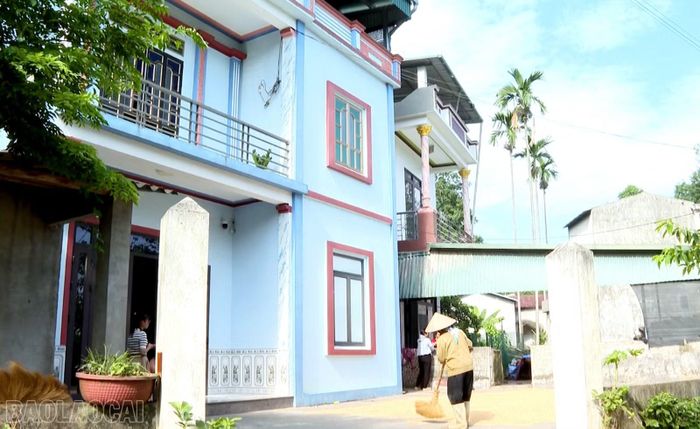 Căn nhà xây 2 tầng khang trang của gia đình ông Vùi Văn Trung.